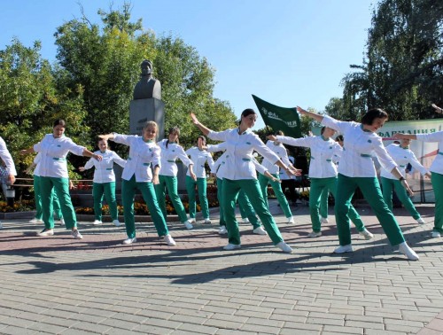Танцевальным флешмобом отметили в Гродно Всемирный день фармацевта