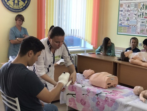 Мастер-класс по первой помощи провела в 7- поликлинике Гродно один из лучших волонтеров Красного Креста