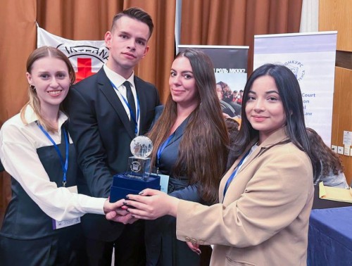 БЕЛОРУССКАЯ КОМАНДА ПОБЕДИЛА В КОНКУРСЕ ПО МЕЖДУНАРОДНОМУ ГУМАНИТАРНОМУ ПРАВУ В МОСКВЕ