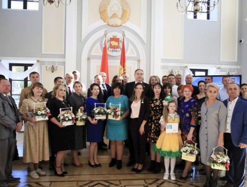 Многодетная семья фельдшера скорой медицинской помощи Ивьевской ЦРБ Галины Бутурли приняла участие в губернаторском приеме