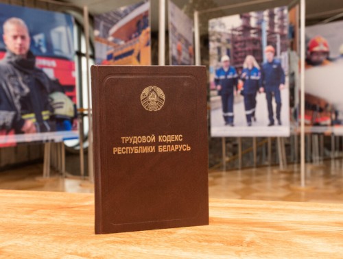 РАСЧЕТ ПРИ УВОЛЬНЕНИИ, СВОЕВРЕМЕННОСТЬ ВЫПЛАТЫ ЗАРАБОТАННОЙ ПЛАТЫ: С КАКИМИ ЕЩЕ ВОПРОСАМИ ОБРАЩАЛИСЬ БЕЛОРУСЫ К ПРОФСОЮЗНЫМ ЮРИСТАМ