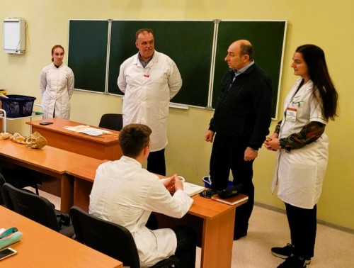 Студентам Гродненского медуниверситета напомнили о правилах поведения при работе с биологическим материалом и химическими реагентами