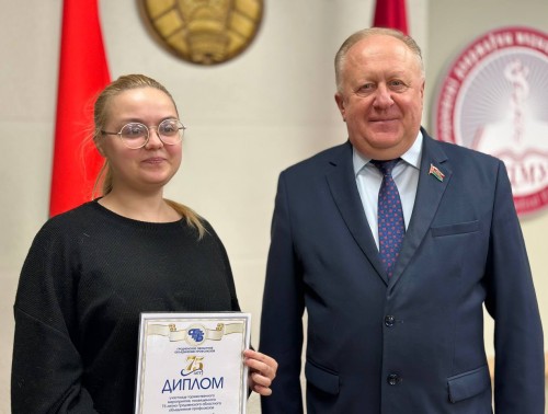 Акушерка из Гродно Анастасия Копытская отмечена дипломом участника торжественного мероприятия к 75-летию областного объединения профсоюзов