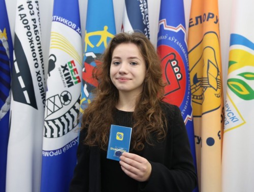 «БЕЛПРОФМАШ» ВРУЧИЛ ПРОФСОЮЗНЫЕ БИЛЕТЫ ПЕРВОКУРСНИКАМ