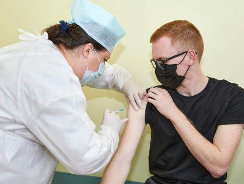 СДЕЛАТЬ ПРИВИВКУ НЕМАЛО ЖЕЛАЮЩИХ, ПРИЧЕМ ЭТО ЛЮДИ РАЗНОГО ВОЗРАСТА. КАК В ГОРОДСКОЙ ПОЛИКЛИНИКЕ №4 ПРОХОДИТ ВАКЦИНАЦИЯ ПРОТИВ ГРИППА