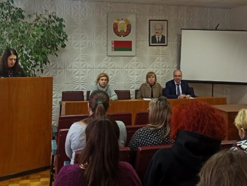 Дополнительный день отдыха для многодетных и выход на пенсию. Главный правовой инспектор Гродненского областного профсоюза здравоохранения консультировала в Новогрудском зональном ЦГЭ