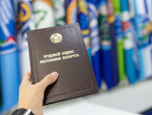 ОБЯЗАТЕЛЬНО ЛИ БРАТЬ АВАНС И КАК ОСПОРИТЬ УВОЛЬНЕНИЕ: С КАКИМИ ВОПРОСАМИ ПРИХОДЯТ К ПРОФСОЮЗНЫМ ЮРИСТАМ