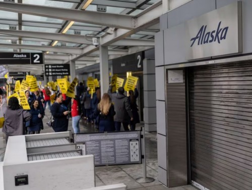 ТЫСЯЧИ БОРТПРОВОДНИКОВ ИЗ ТРЕХ ПРОФСОЮЗОВ ПРОВЕЛИ ПИКЕТ У АЭРОПОРТОВ В США, ВЕЛИКОБРИТАНИИ