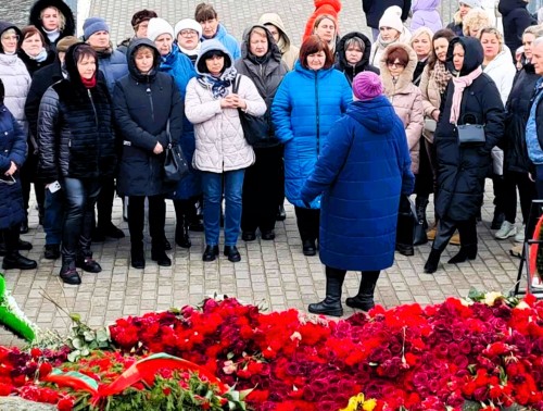 Утопающий в алых цветах Остров слез в Минске до глубины души поразил группу туристов из гродненской детской поликлиники