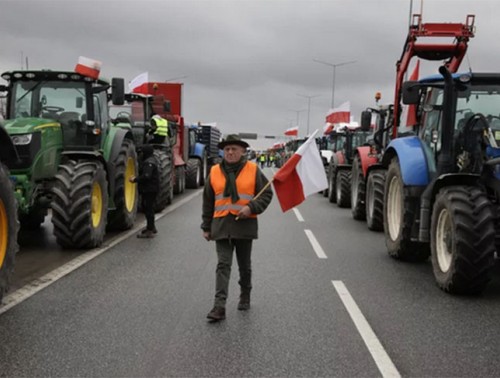 ПОЛЬСКИЕ ФЕРМЕРЫ ПРОТЕСТУЮТ ПРИ ПОДДЕРЖКЕ СЕЛЬСКОХОЗЯЙСТВЕННОГО ПРОФСОЮЗА "СОЛИДАРНОСТЬ"