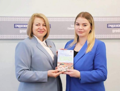 ПАМЯТНЫЙ ЭКЗЕМПЛЯР КНИГИ «РОВЕСНИКИ МОЛОДОЙ БЕЛАРУСИ» ВРУЧАЮТ ЖУРНАЛИСТАМ И ГЕРОЯМ ОДНОИМЕННОГО ПРОЕКТА