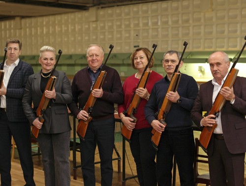 КАК ПРАВИЛЬНО ЦЕЛИТЬСЯ И СТРЕЛЯТЬ ИЗ ПНЕВМАТИЧЕСКОЙ ВИНТОВКИ НАУЧИЛИСЬ ПРОФСОЮЗНЫЕ АКТИВИСТЫ