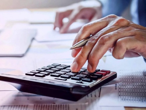 КОГО МОЖНО ПРИВЛЕЧЬ К РАБОТЕ В ПРАЗДНИК, И КАКАЯ ЗА ЭТО ПОЛАГАЕТСЯ КОМПЕНСАЦИЯ?