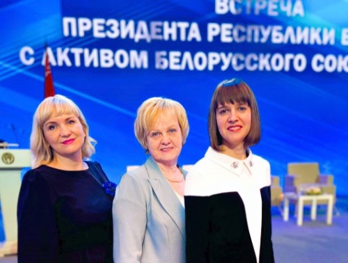 Заведующая женской консультацией, член профкома Волковысской ЦРБ Елена Запасник приняли участие во встрече с Александром Лукашенко