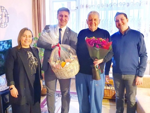 ПРОФСОЮЗНАЯ МОЛОДЕЖЬ ЧЕСТВУЕТ ВЕТЕРАНОВ ТРУДА ПРЕДПРИЯТИЙ