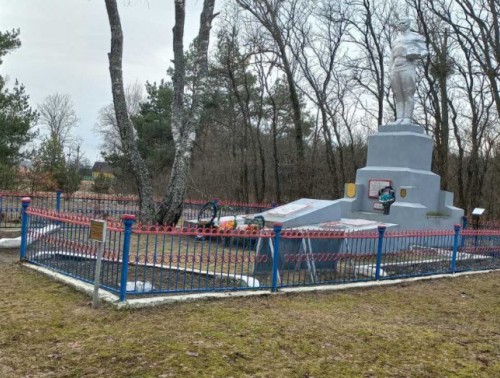 УЧАСТНИКИ ПРОФСОЮЗНОЙ АКЦИИ «МАРШРУТ ДОБРЫХ ДЕЛ»  БЛАГОУСТРОЯТ МЕМОРИАЛ В ОЗАРИЧАХ