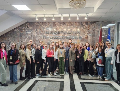 ПРОФСОЮЗНАЯ МОЛОДЕЖЬ ПРОДОЛЖАЕТ РАЗВИВАТЬ ПРОФЕССИОНАЛЬНЫЕ И ЛИЧНОСТНЫЕ КОМПЕТЕНЦИИ. РАССКАЗЫВАЕМ О КУРСАХ В «ЛОГОЙСКОМ»