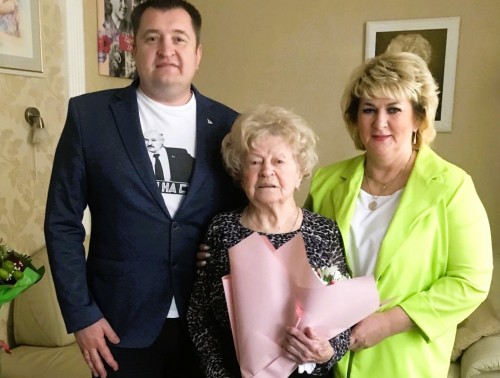 100-летняя Валентина Баранова сыграла для гродненских медиков на фортепиано
