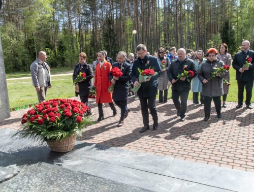 ЮРИЙ СЕНЬКО: «ПОСЕЩЕНИЕ ПАМЯТНЫХ МЕСТ – НАШ ОБЩИЙ ДОЛГ ПЕРЕД ТЕМИ, КТО СЛОЖИЛ ГОЛОВУ ЗА НЕЗАВИСИМОСТЬ НАШЕЙ СТРАНЫ»