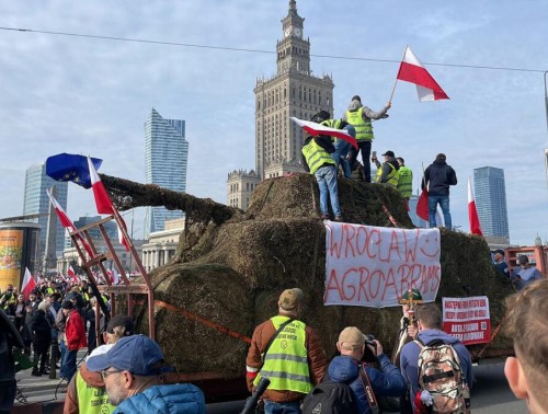 БОЛЬШАЯ ДЕМОНСТРАЦИЯ ПРОФСОЮЗОВ И ФЕРМЕРОВ ПРОХОДИТ В ВАРШАВЕ