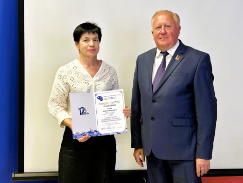 Портрет председателя профкома 3-й больницы Гродно Елены Сачек занесен на Доску почета областного объединения профсоюзов