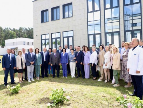 АЛЛЕЮ «ДОБРОДУШИЯ И ТЕПЛА» ВЫСАДИЛИ У ЗДАНИЯ СТРОЯЩЕГОСЯ ОНКОЦЕНТРА В ГРОДНО