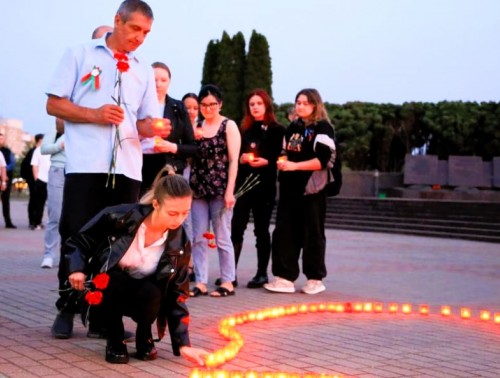 Символическое сердце из горящих свечей составили в Гродно в знак памяти о погибших в первые минуты войны