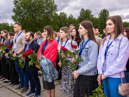 МОЛОДЫЕ ПРОФАКТИВИСТЫ ИЗ 11 СТРАН ПОЧТИЛИ ПАМЯТЬ ЖИТЕЛЕЙ СОЖЖЕННЫХ БЕЛОРУССКИХ ДЕРЕВЕНЬ 