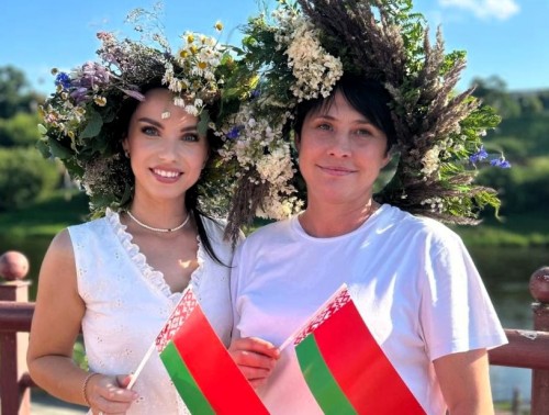 В числе участников акции «Дзявочы вянок міру» гродненские медики спустили на воду венки из полевых цветов