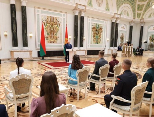 АЛЕКСАНДР ЛУКАШЕНКО НАГРАДИЛ ЛУЧШИХ ВЫПУСКНИКОВ И ПРЕПОДАВАТЕЛЕЙ УЧРЕЖДЕНИЙ ВЫСШЕГО ОБРАЗОВАНИЯ  