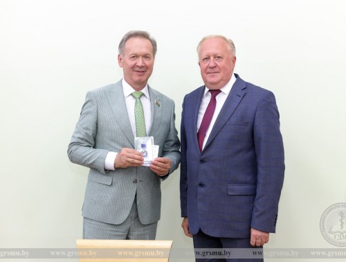 ВИКТОР ЛИСКОВИЧ ВРУЧИЛ РЕКТОРУ ГРОДНЕНСКОГО МЕДУНИВЕРСИТЕТА ИГОРЮ ЖУКУ НАГРУДНЫЙ ЗНАК «75 ЛЕТ ГРОДНЕНСКОМУ ОБЛАСТНОМУ ОБЪЕДИНЕНИЮ ПРОФСОЮЗОВ»