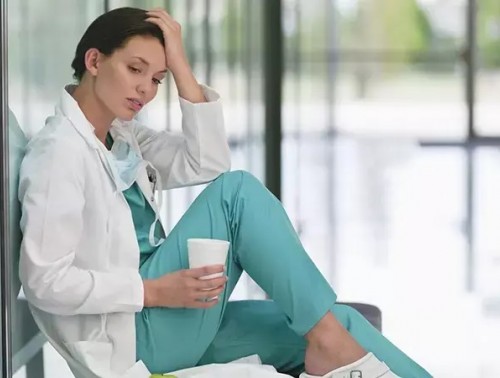 «Я МЕДСЕСТРА, В НАСТОЯЩЕЕ ВРЕМЯ ЖДУ РЕБЕНКА. НАНИМАТЕЛЬ ПРЕДЛАГАЕТ СВЕРХУРОЧНУЮ РАБОТУ. ПРАВОМОЧНЫ ЛИ ЕГО ДЕЙСТВИЯ?». ОТВЕЧАЕТ ПРОФСОЮЗ