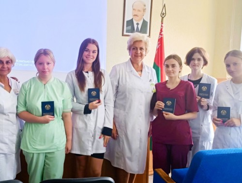 В 4-й поликлинике Гродно торжественно проводили ребят из студотряда