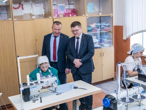 БОЛЬШЕ ВОЗМОЖНОСТЕЙ В ПРОФПОДГОТОВКЕ: ФПБ ЗАКУПИЛА ШВЕЙНОЕ ОБОРУДОВАНИЕ ДЛЯ НАРОВЛЯНСКОГО КОЛЛЕДЖА
