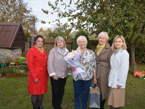 Мать пятерых и приемную мать десятерых детей, медсестру на пенсии Людмилу Огар поздравил с праздником коллектив Лидской ЦРБ