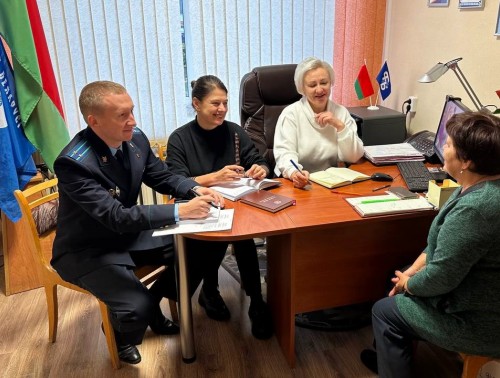 На приеме в Мостах у юриста Гродненского областного профсоюза здравоохранения интересовались новым указом Президента 