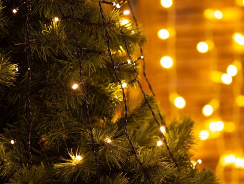 МОЖНО ЛИ ОСТАВЛЯТЬ ЭЛЕКТРИЧЕСКУЮ ГИРЛЯНДУ ВКЛЮЧЕННОЙ НА НОЧЬ?