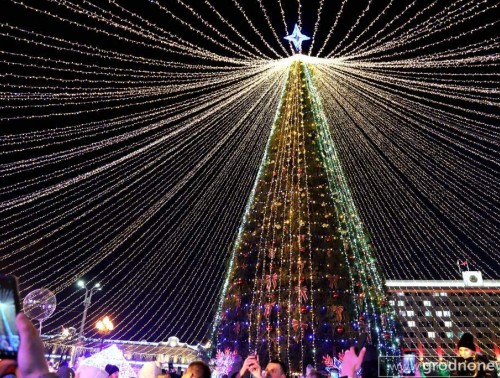 ФОТОФАКТ: ТОРЖЕСТВЕННОЕ ЗАЖЖЕНИЕ ЕЛКИ НА ПЛОЩАДИ ЛЕНИНА И ВКЛЮЧЕНИЕ ПРАЗДНИЧНОЙ ИЛЛЮМИНАЦИИ