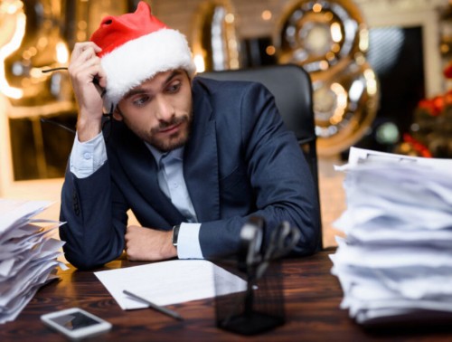 ТРЕТИЙ ГОД ПОДРЯД НАЧАЛЬНИК СТАВИТ РАБОТАТЬ В НОВОГОДНЮЮ НОЧЬ. ЗАКОННО ЛИ ЭТО? КОММЕНТИРУЕТ АДВОКАТ