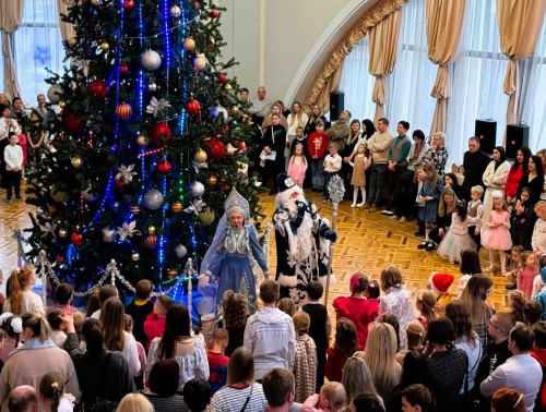 300 детей медицинских работников позвал на новогодний праздник у елки Гродненский областной профсоюз здравоохранения