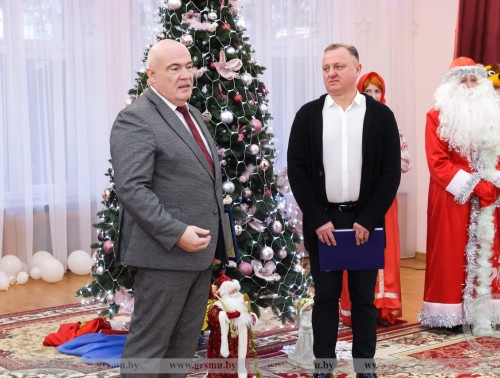 Сертификат на 1 тысячу рублей передал Дому ребенка в Гродно председатель областного профсоюза здравоохранения