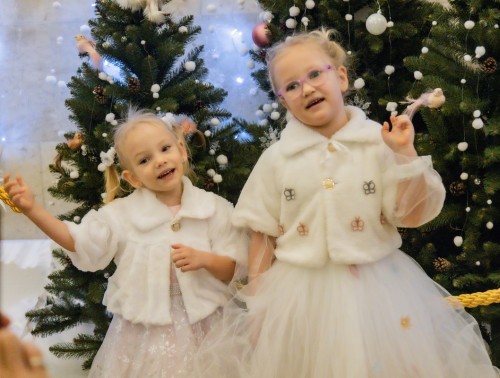 ГЛАВНАЯ ЕЛКА В РЕСПУБЛИКАНСКОМ ДВОРЦЕ КУЛЬТУРЫ ПРОФСОЮЗОВ ЗАЖГЛА НЕ ТОЛЬКО ОГНИ ПРАЗДНИКА, НО И СЕРДЦА 500 МАЛЬЧИШЕК И ДЕВЧОНОК