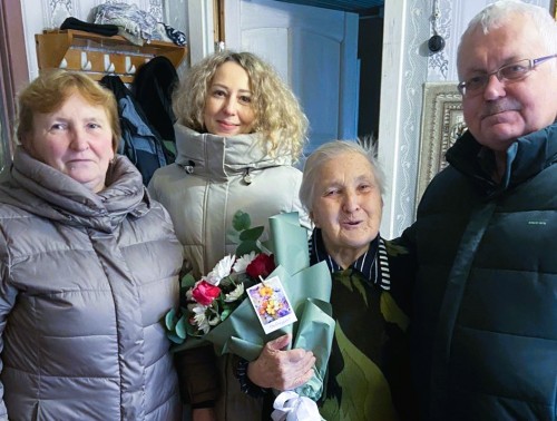 Администрация и профком Ивьевского центра гигиены поздравили с 90-летием бывшую коллегу Дануту Козловскую