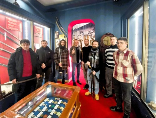 Мужская часть коллектива Гродненского ОКЦ «Психиатрия-наркология» посетила единственную в Беларуси галерею холодного оружия