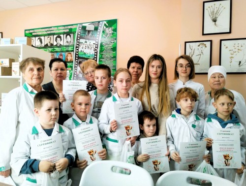 В Сморгонской центральной районной аптеке внуки работниц примерили на себя профессию бабушек