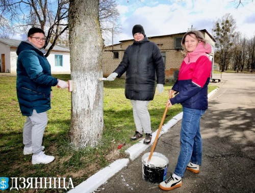 100 медиков, килограммы побелки и полевая кухня с хот-догами и профсоюзной кашей: в Щучинской центральной районной больнице прошёл субботник