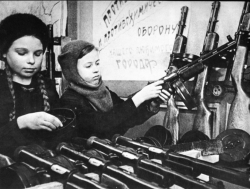 Профсоюзы в годы войны: Когда подростки встали к станкам вместо ушедших на фронт отцов, профсоюзы защищали права юных тружеников, стремясь сохранить им детство