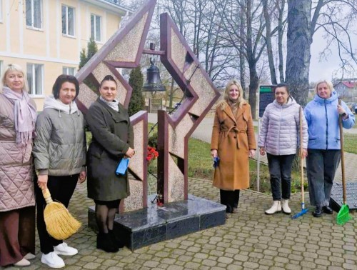 Работники Сморгонской ЦРБ провели уборку возле мемориального знака, установленного на территории больницы