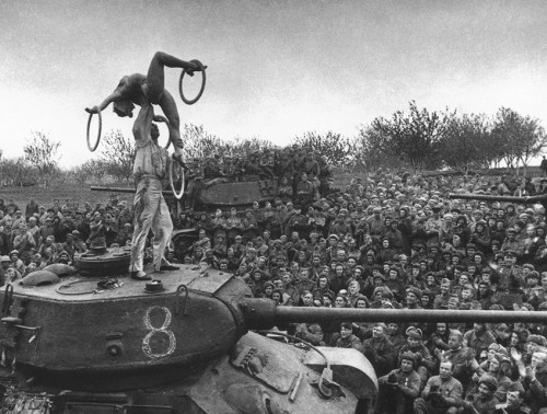 За годы войны на фронте и в госпиталях было дано полтора миллиона концертов и спектаклей