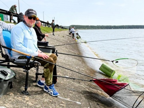 Зельвенское водохранилище стало ареной необычного соревнования: медицинские работники из разных уголков Гродненской области меряются силами в рыбной ловле